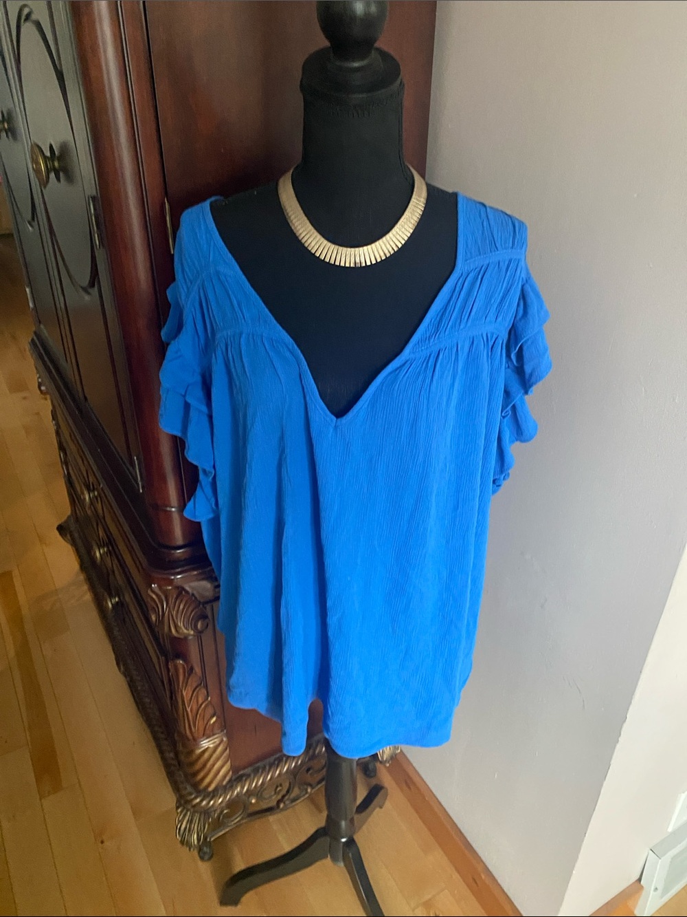3/25
Torrid Electric Blue V‑Neck Ruffle Sleeve Top